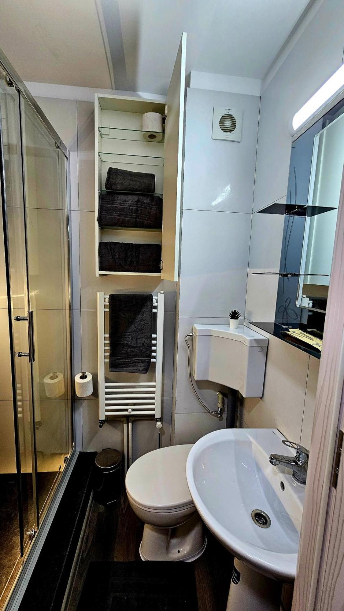 Spoil Yourself With Style, Comfort And Luxury - Tony'S Studios Luxury Piteşti Kültér fotó